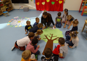 dzieci pracują nad wykonaniem drzewka życzliwości